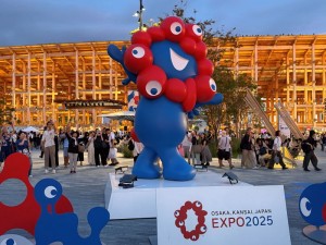 ミャクミャク正面